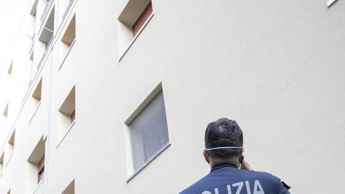 Modena Bimba precipita dalla finestra per 10 metri