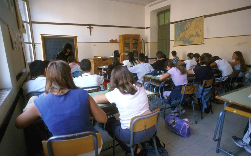 Tre giorni in aula e tre a casa, così per medie e superiori 