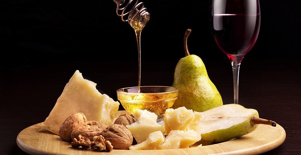 Compra 30 ceste con Parmigiano e vini e le paga con un assegno su un conto inesistente