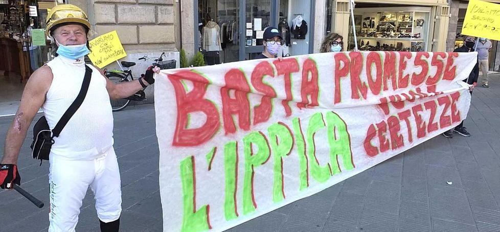 Striscioni e cori di protesta: la manifestazione di fantini e allevatori in piazza XX settembre davanti alla sede del Comune di Pisa <TB>foto fabio muzzi