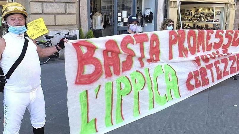 Striscioni e cori di protesta: la manifestazione di fantini e allevatori in piazza XX settembre davanti alla sede del Comune di Pisa <TB>foto fabio muzzi