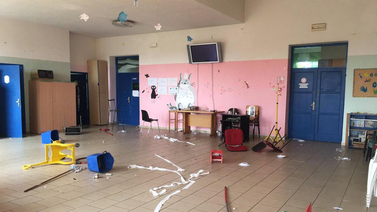 Uno degli ambienti con relativi arredi danneggiati o sporcati dai vandali che hanno fatto irruzione nel centro
