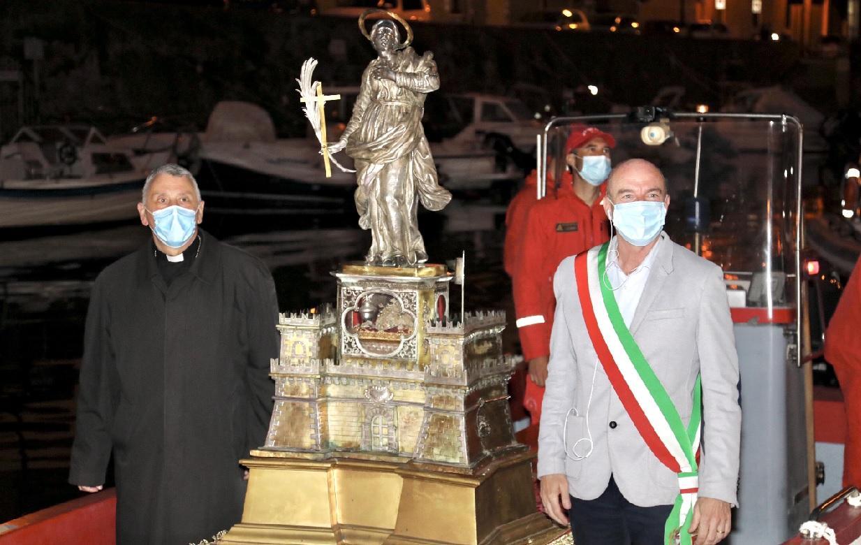 Il vescovo Simone Giusti e il sindaco Luca Salvetti a bordo dell'imbarcazione dei vigili del fuoco per la processione in mare con le reliquie della patrona di Livorno, santa Giulia