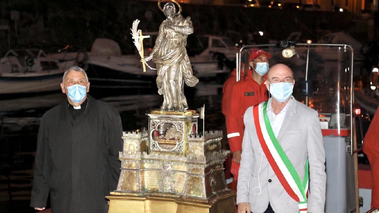 Il vescovo Simone Giusti e il sindaco Luca Salvetti a bordo dell'imbarcazione dei vigili del fuoco per la processione in mare con le reliquie della patrona di Livorno, santa Giulia