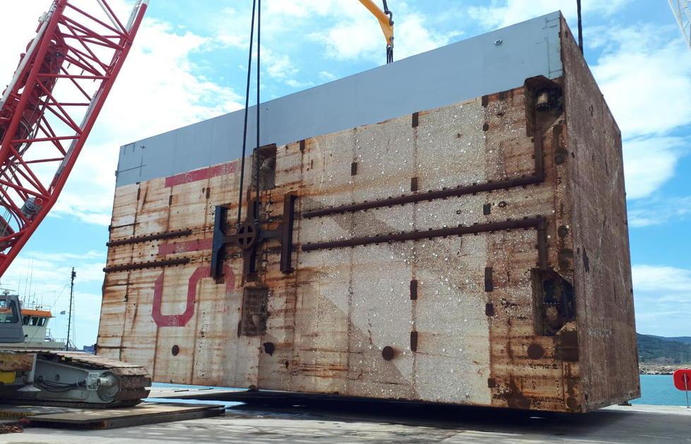 Pronti a partire i primi cassoni della Concordia 