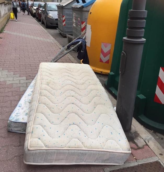 Materassi abbandonati in pieno centro città