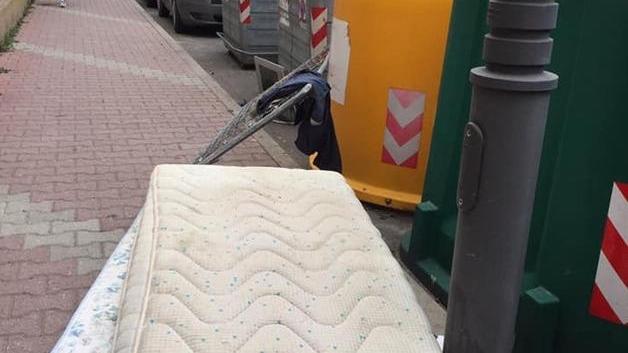 Materassi abbandonati in pieno centro città