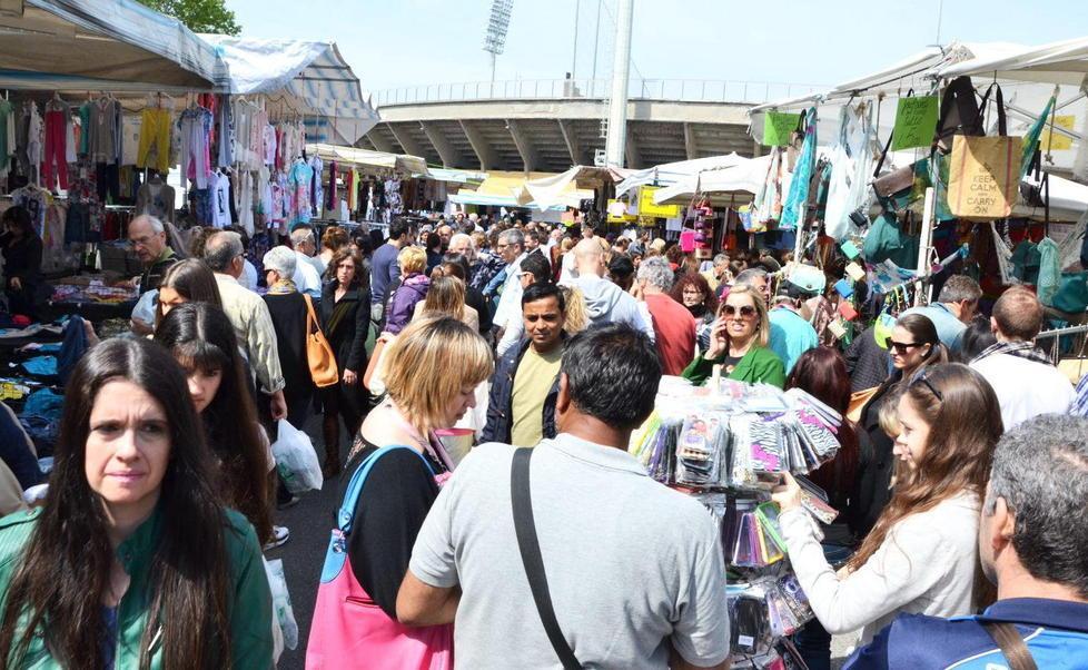 Strisce davanti ai banchi, gel e mascherine al Mercatino