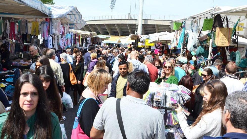 Strisce davanti ai banchi, gel e mascherine al Mercatino