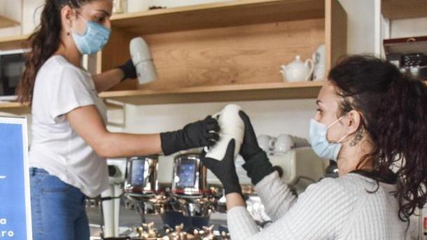 Lascia una mancia da 47.50 euro alla barista «Un aiuto a chi sta lottando contro la crisi»