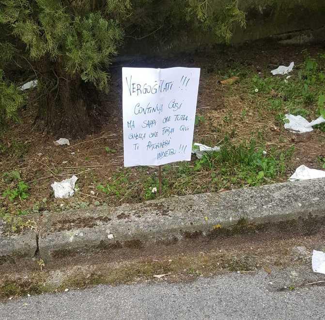 Cimitero trasformato in latrina scoppia la rabbia tra i cittadini 