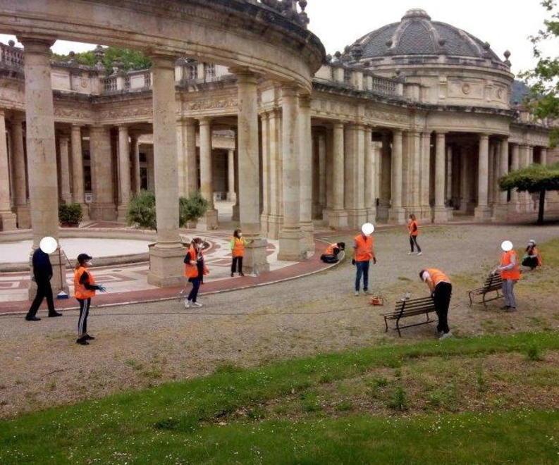 Gli “Angeli del Bello” al lavoro nel parco delle Terme Tettuccio 