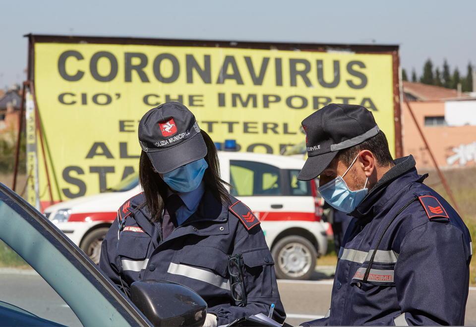 Aperitivo con troppi abbracci, sanzioni in arrivo 