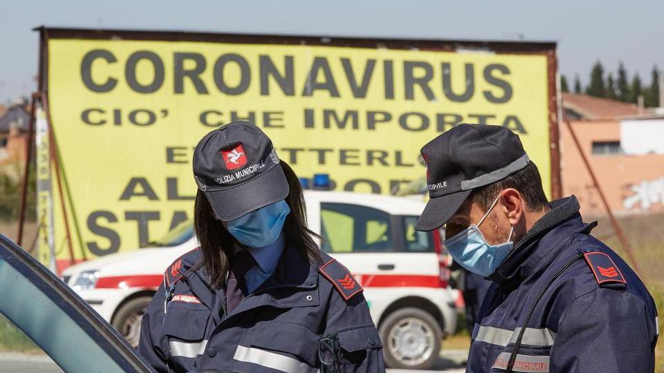 Aperitivo con troppi abbracci, sanzioni in arrivo