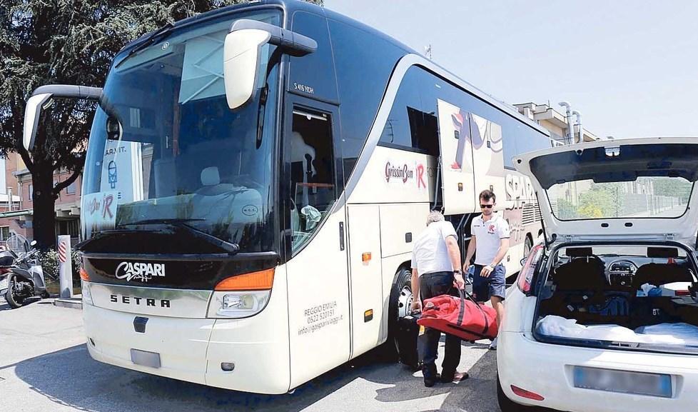Bus lumaca in corteo Protesta della Cna contro lo stop dei pullman turistici 