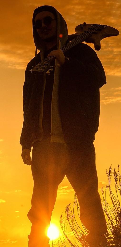 Un mix di stili nel primo album del bassista algherese GBass 