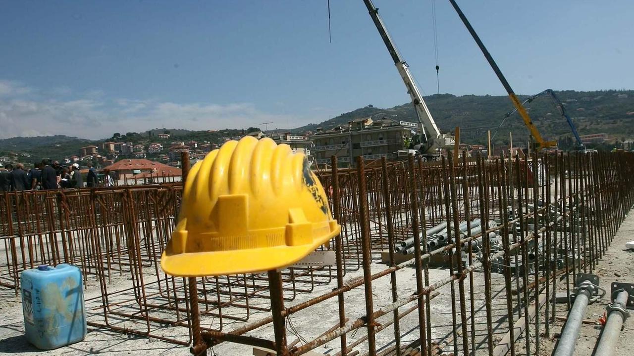 «Cantieri edili aperti anche d’estate»