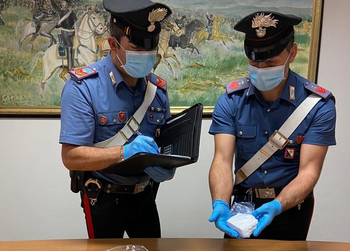 Nascondeva la droga in frigo: arrestato 