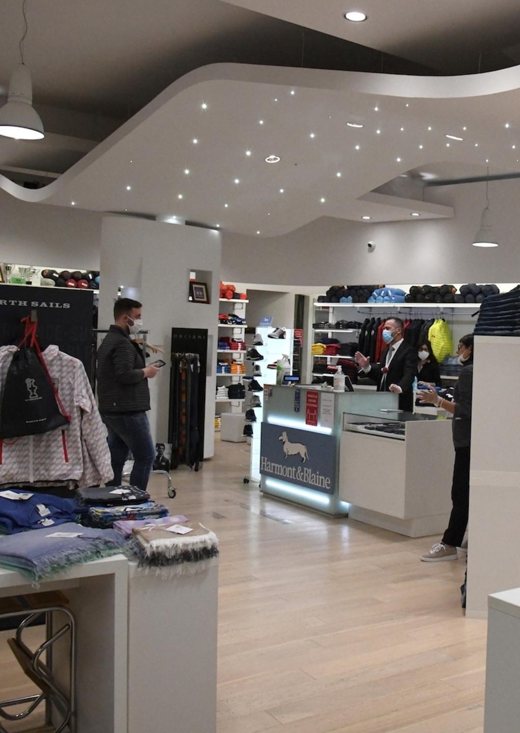 Le vendite di abbigliamento tra prove e sconti 