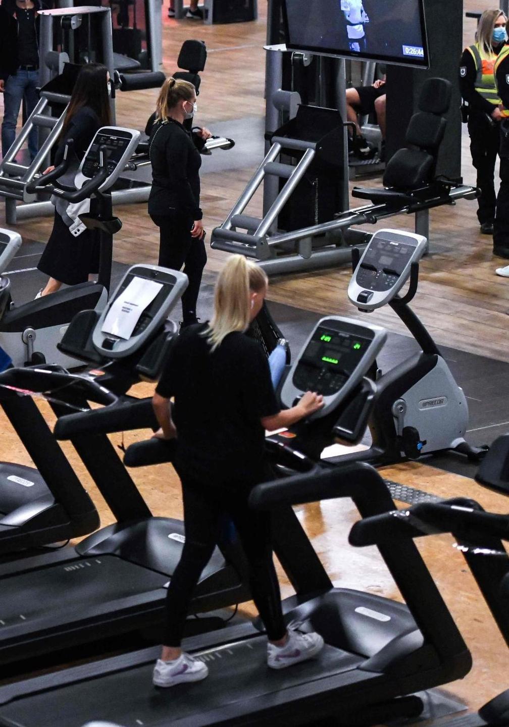 Si arriva già cambiati, poi gel e mascherine Riaprono le palestre 