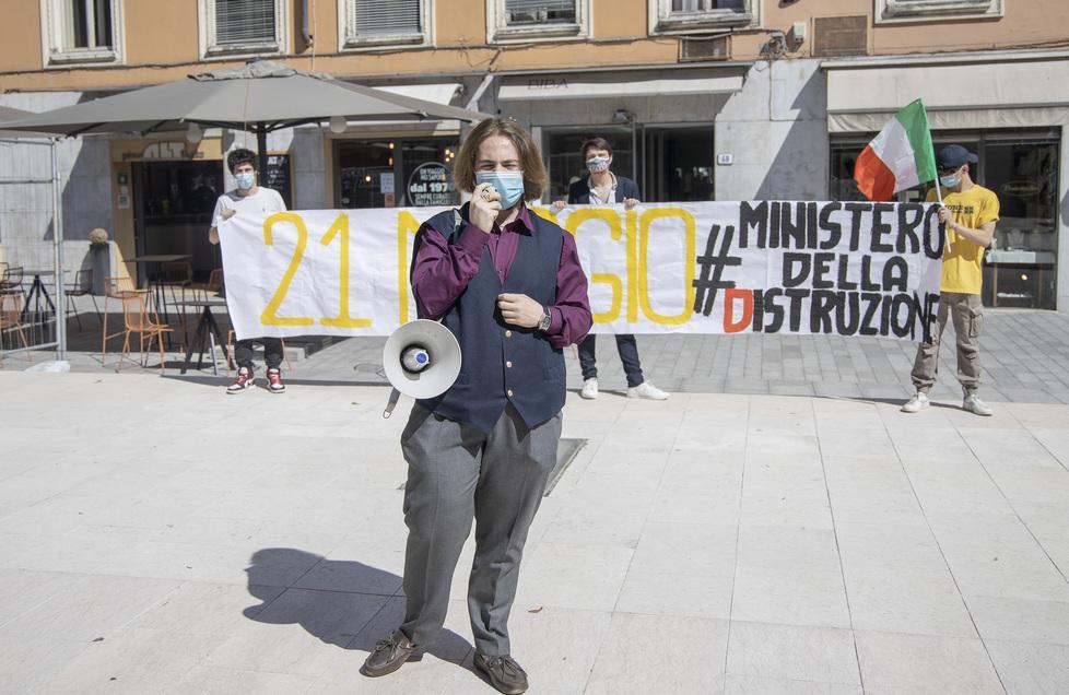 Modena. Gli studenti “bocciano” la didattica a distanza e protestano in piazza 