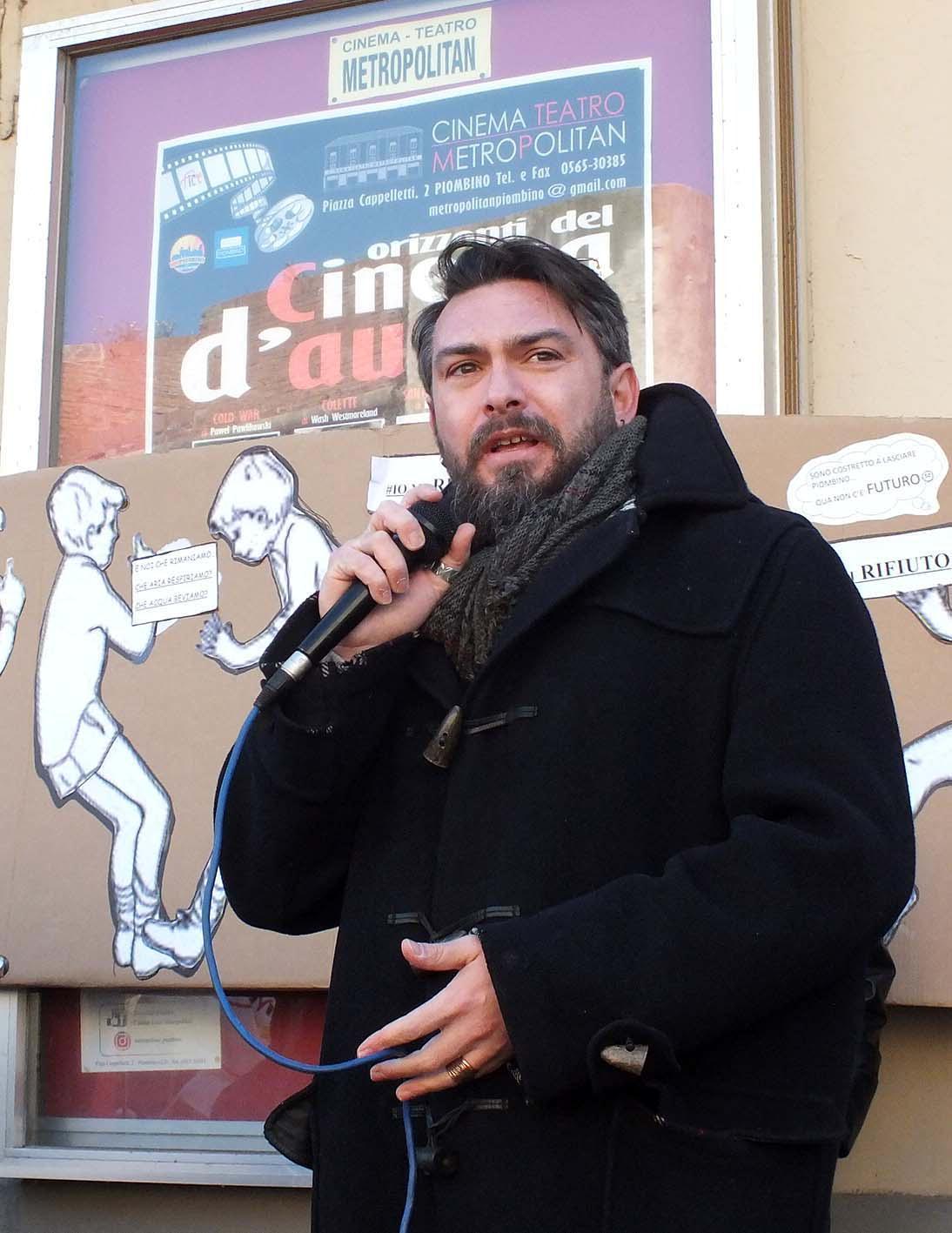 Il deputato Ricciardi si difende: "Non volevo attaccare i lavoratori, ma la gestione della sanità lombarda" 