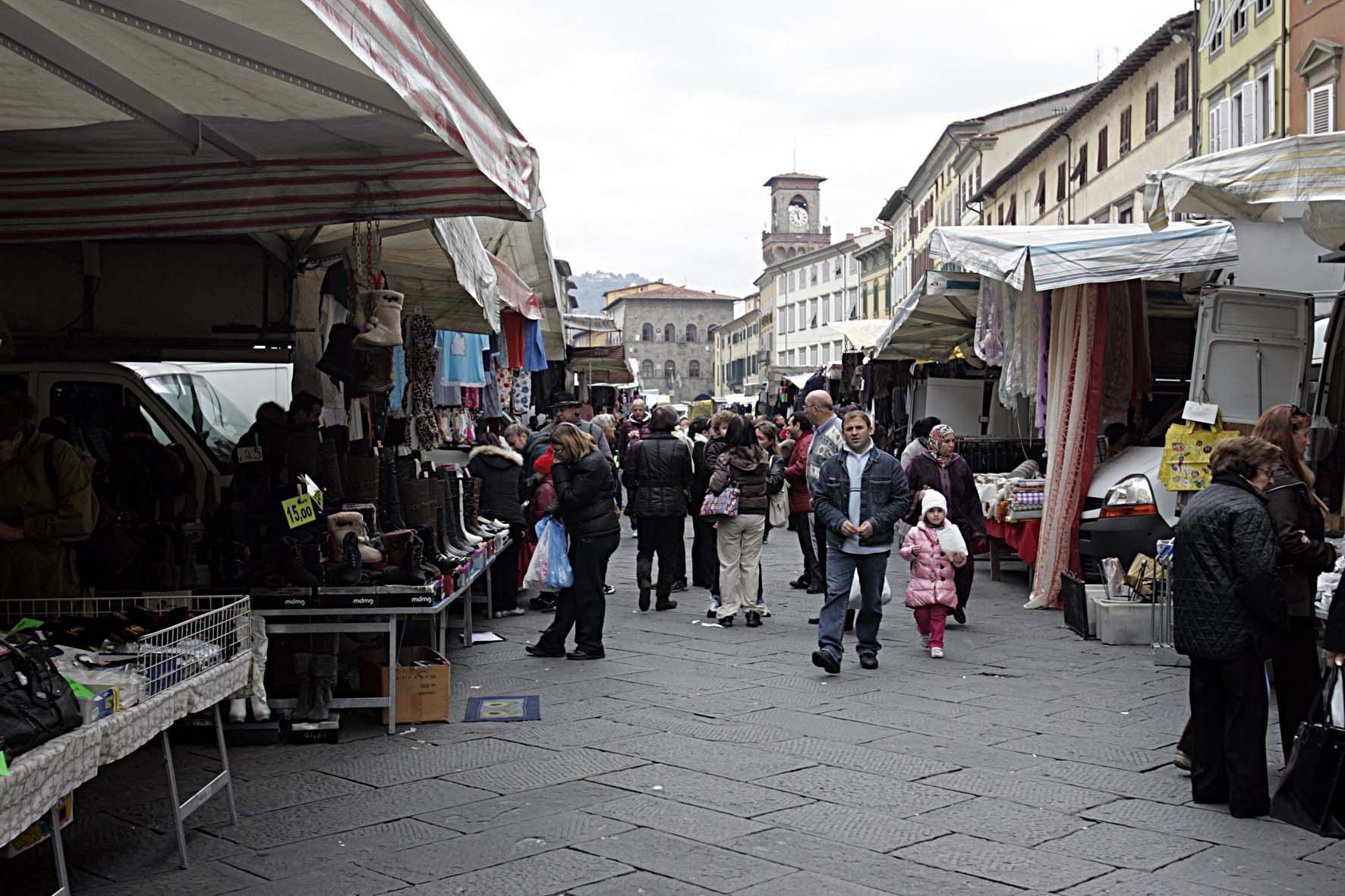 I banchi del mercato in piazza Mazzini (Foto d'archivio)