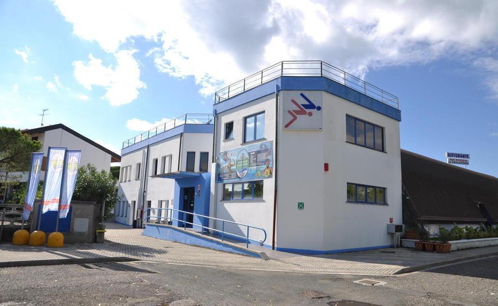 L'esterno della piscina comunale alla Mazzanta