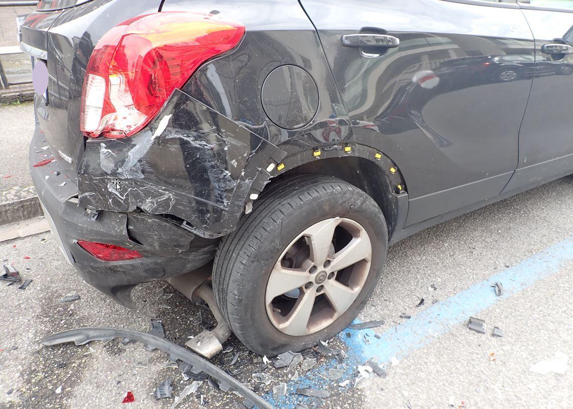 L'auto danneggiata dal pirata della strada