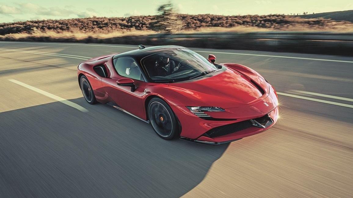 Il pilota Leclerc e la Ferrari Sf90 attori per Lelouch sul circuito di Montecarlo