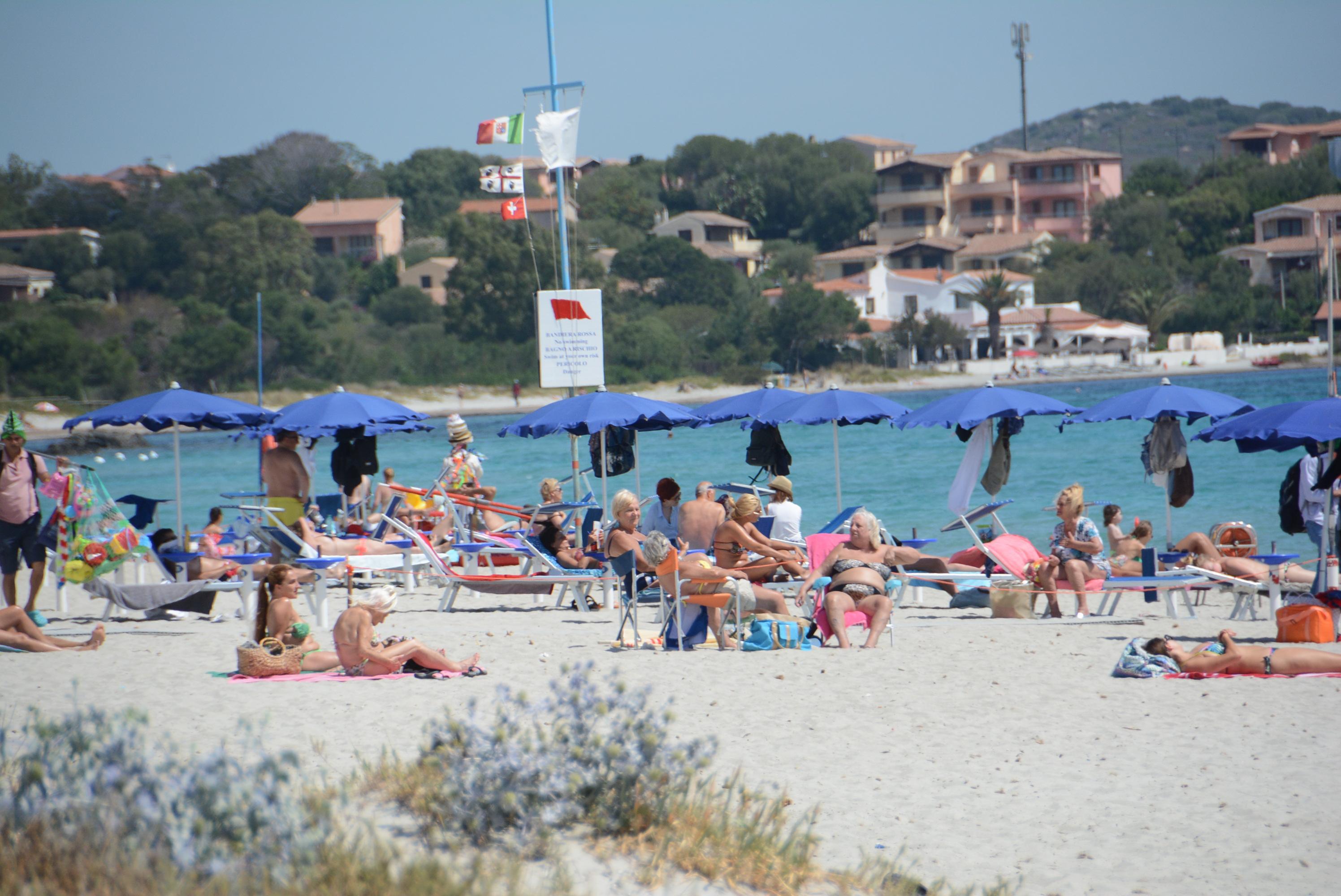 Olbia, in spiaggia con il metro: un ombrellone ogni dieci metri quadrati anche nei lidi liberi 