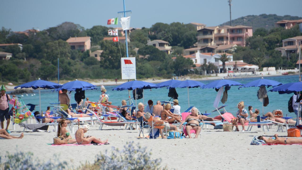 Olbia, in spiaggia con il metro: un ombrellone ogni dieci metri quadrati anche nei lidi liberi 
