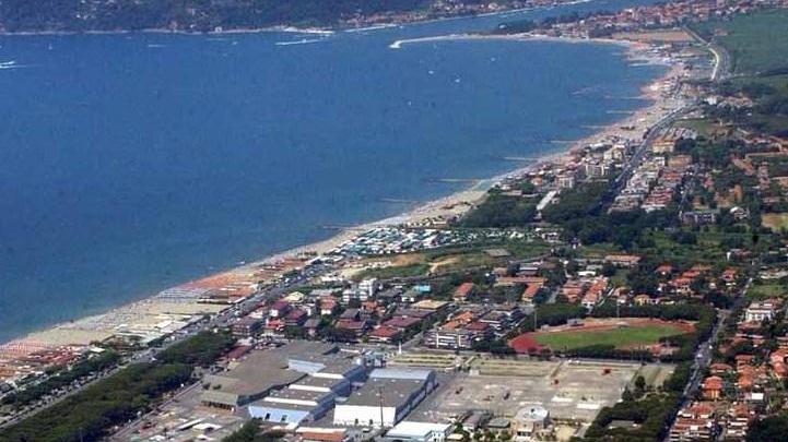 Il confine tra Toscana e Liguria visto da Marina di Carrara
