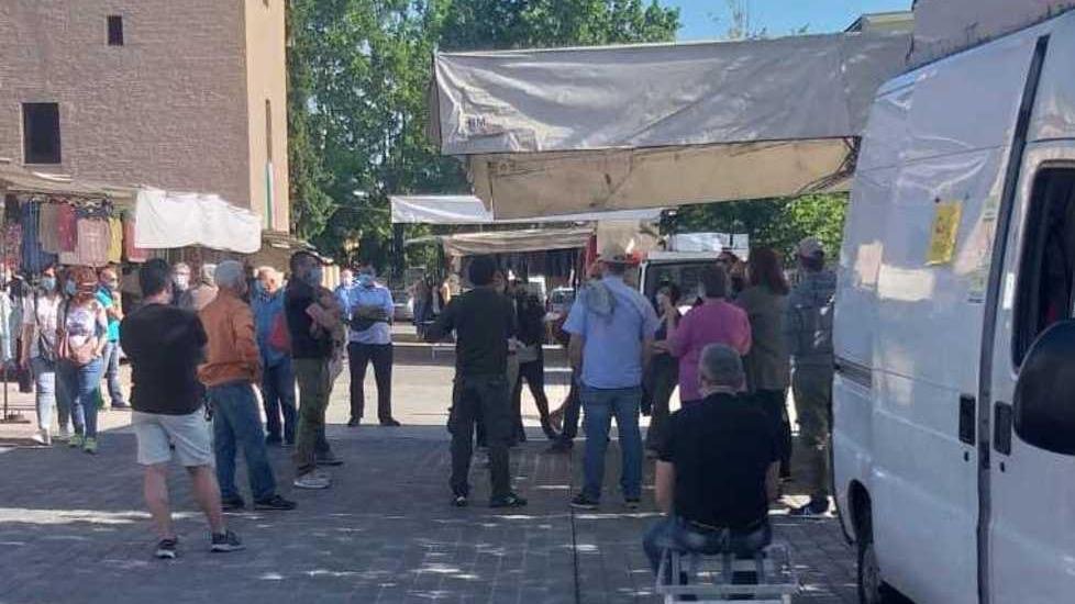 La discussione tra commercianti e tecnici del Comune in piazza Garibaldi