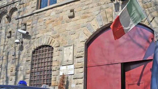 Un’auto dei carabinieri all’ingresso del carcere di Pistoia