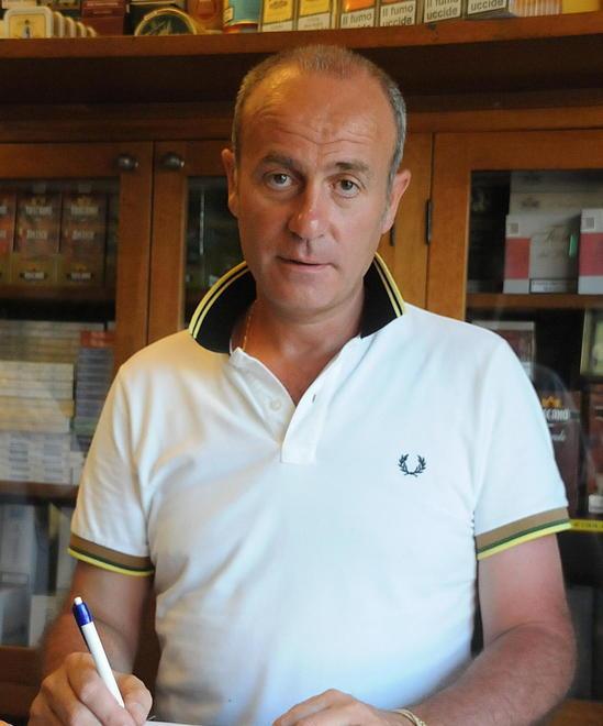 Mascherine in vendita dal tabaccaio: «Un servizio in più per i nostri clienti» 