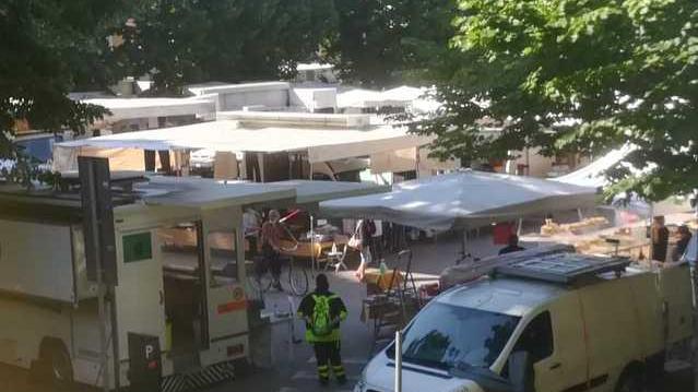 In centro a Pietrasanta sono tornate le bancarelle
