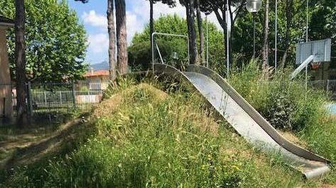 Degrado e giochi rotti nel parco dei bambini in via Catalani