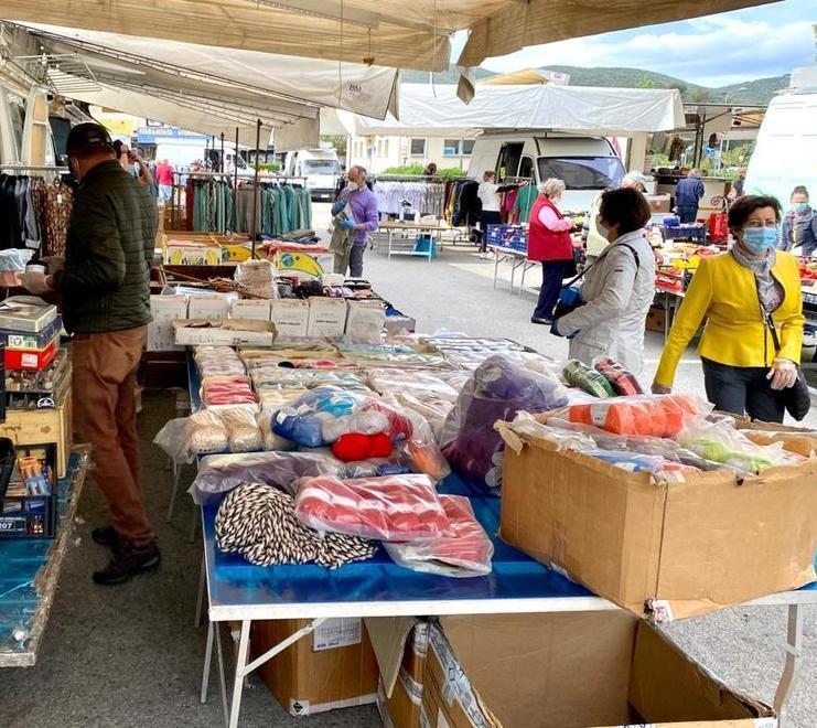 Torna il mercatino con tutti i suoi banchi, ma occhio alle regole 
