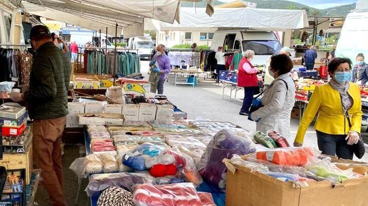 Torna il mercatino con tutti i suoi banchi, ma occhio alle regole