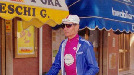 L’ultimo viaggio di Annibale Corsini con la tuta da corsa e i calzini speciali