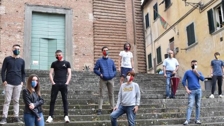 Boom delle mascherine coi colori delle contrade