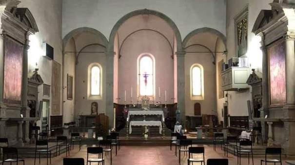 Sedie a scacchiera, le regole anti-virus svuotano la chiesa