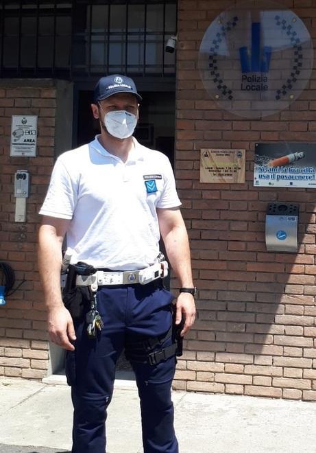 Neonato è solo in casa Due agenti lo salvano «Meritano un premio»