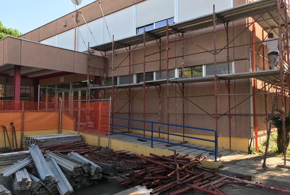 Scuola chiusa, i genitori chiedono un incontro