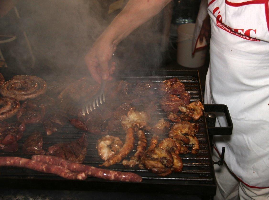 Denuncia il vicino per “abuso” di barbecue 