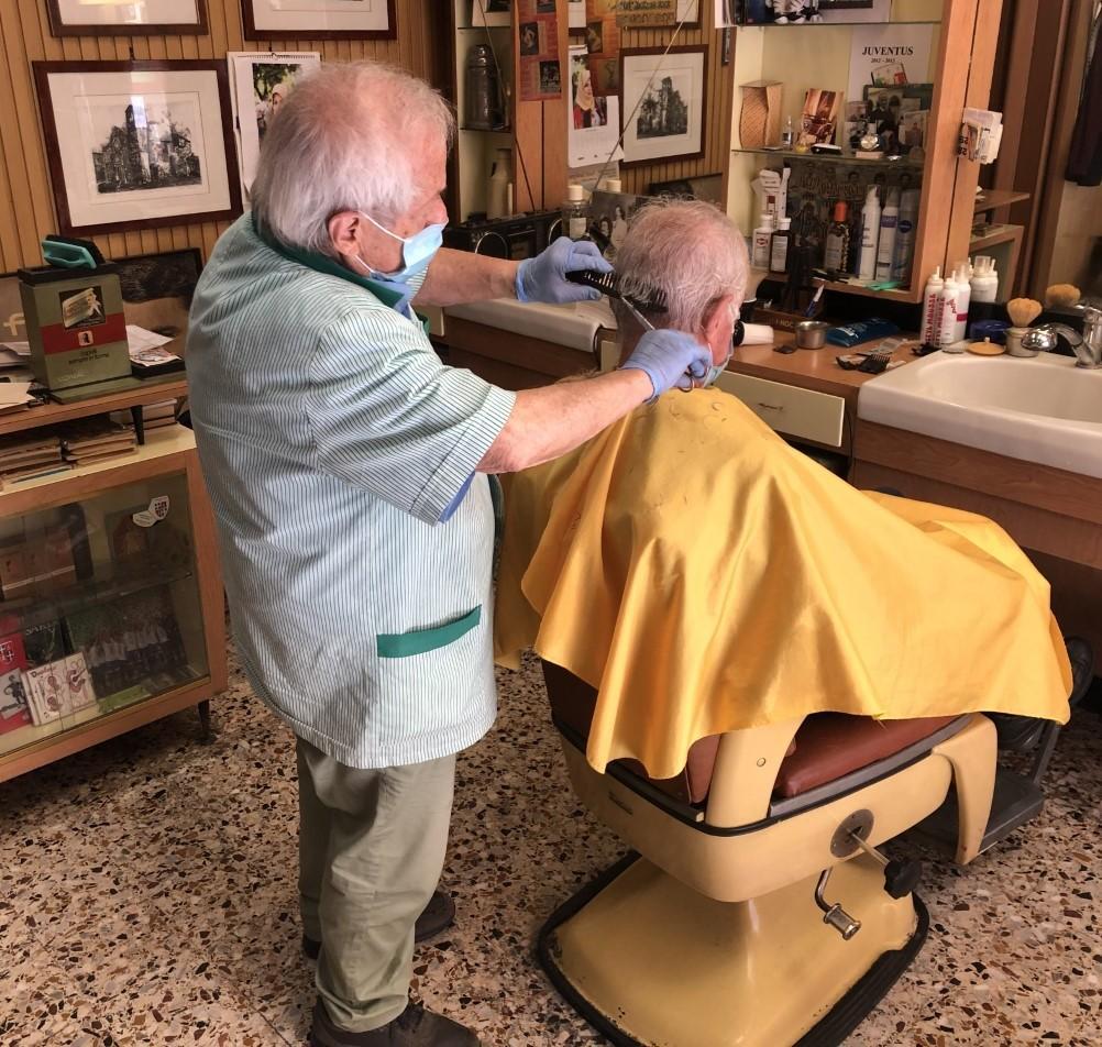 Sassari, il barbiere di 88 anni che neanche il virus ha messo in pensione 
