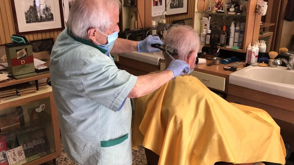 Sassari, il barbiere di 88 anni che neanche il virus ha messo in pensione 