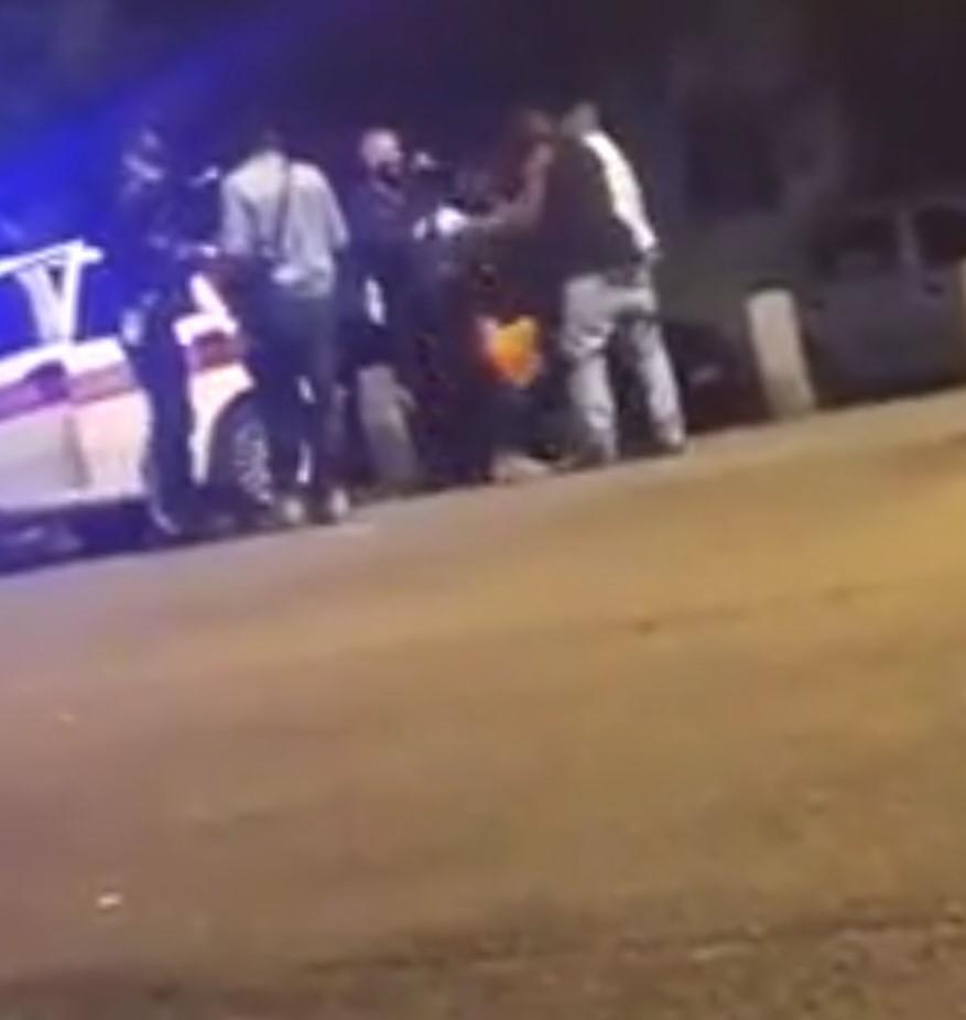 Il momento dell'arrivo della polizia municipale in piazza XX Settembre