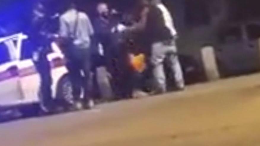 Il momento dell'arrivo della polizia municipale in piazza XX Settembre